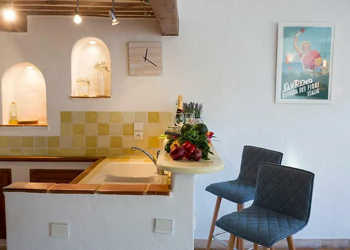 Sade - Central, Charming, For 6 Lejlighed